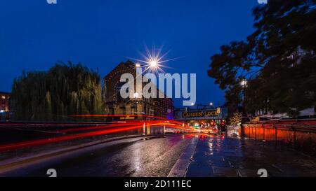 Rote Ampelkreuzung durch Camden in London Stockfoto