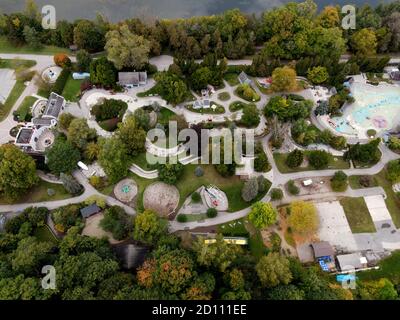 1. Oktober 2020, Springbank Park in London, Ontario, Kanada. Luftaufnahme der Storybook Gardens mit Blick nach Nordwesten. Luke Durda/Alamy Stockfoto