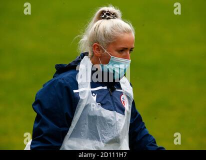 Dagenham, Großbritannien. Februar 2018. DAGENHAM, ENGLAND - 03. OKTOBER: Physio mit Maske beim Barclays FA Women Super League Spiel zwischen West Ham United Women und Reading Women im Chigwell Construction Stadium am 04. Oktober 2020 in Dagenham, England Credit: Action Foto Sport/Alamy Live News Stockfoto