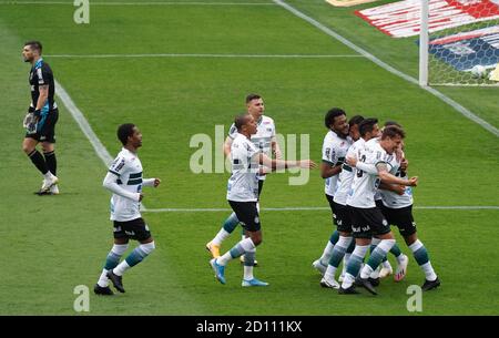 Curitiba, Brasilien. Oktober 2020. Feier von Robsons Ziel während der Coritiba x São Paulo im Couto Pereira Stadion in Curitiba, PR statt. Kredit: Carlos Pereyra/FotoArena/Alamy Live Nachrichten Stockfoto