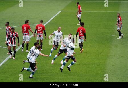 Curitiba, Brasilien. Oktober 2020. Feier von Robsons Ziel während der Coritiba x São Paulo im Couto Pereira Stadion in Curitiba, PR statt. Kredit: Carlos Pereyra/FotoArena/Alamy Live Nachrichten Stockfoto