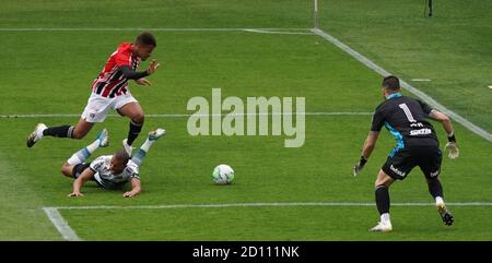 Curitiba, Brasilien. Oktober 2020. W. Matheus bittet um ein Foul während Coritiba x São Paulo im Couto Pereira Stadion in Curitiba, PR. Kredit: Carlos Pereyra/FotoArena/Alamy Live Nachrichten Stockfoto