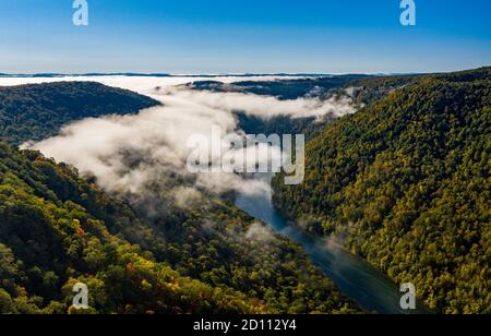 Luftdrohnenaufnahme des Cheat-Flusses, der im Herbst durch eine enge bewaldete Schlucht in Richtung Cheat Lake bei Morgantown, WV fließt Stockfoto