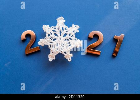 2021, Bronze Zahlen auf blauem Hintergrund, weihnachtskarte, Weihnachtszeit.Frohes neues Jahr 2021. Creative Number 2021 mit Schneeflocke für Design. Wunderschön Stockfoto
