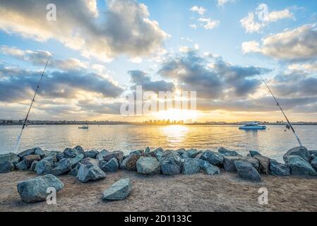 Sonnenaufgang im Hafen von San Diego. Fotografiert am Shelter Island Shoreline Park. San Diego, CA, USA. Stockfoto