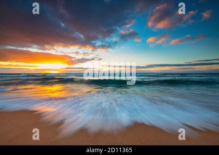 Schöne Wolkengebilde über das Meer, Sonnenaufgang erschossen Stockfoto