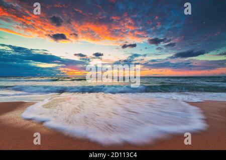 Schöne Wolkengebilde über das Meer, Sonnenaufgang erschossen Stockfoto