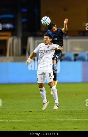 San Jose, Kalifornien, USA. Oktober 2020. San Jose Erdbeben Verteidiger Nick Lima (24) Kopf einen Ball über Los Angeles Galaxy Forward Cristian Pavon (10) während der MLS-Spiel zwischen der LA Galaxy und den San Jose Erdbeben im Avaya-Stadion in San Jose, Kalifornien. Chris Brown/CSM/Alamy Live News Stockfoto