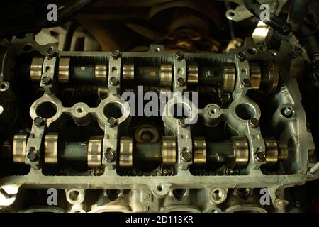 Offener Motor in Reparatur in einem Kfz-Service-Center Stockfoto