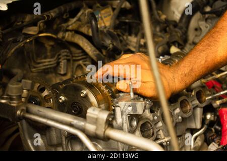 Reparatur persönlicher Auto-Motor und Nahaufnahme Hand des Arbeiters Mann im Kfz-Servicezentrum oder in der Garage Stockfoto