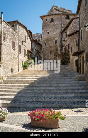 Eine Straße zwischen den Steinmauern von Sermoneta, kleine mittelalterliche Stadt in der Region Latium. Italien Stockfoto