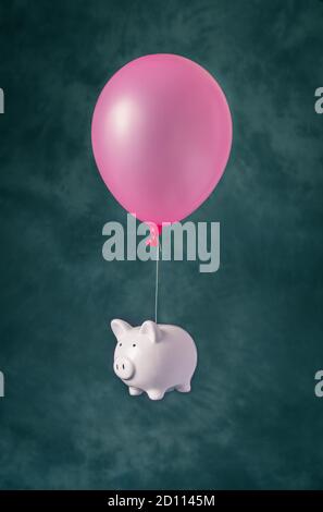 Sparschwein fliegt auf dem Ballon Stockfoto