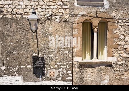 Fenster in den Mauern von Sermoneta, kleine und ehrfürchtige mittelalterliche Hügelstadt in der Provinz Latina, Region Latium Stockfoto