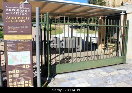 Geschlossene archäologische Stätte an den Hängen des Akropolis-Hügels - Athen, Griechenland, März 14 2020. Stockfoto