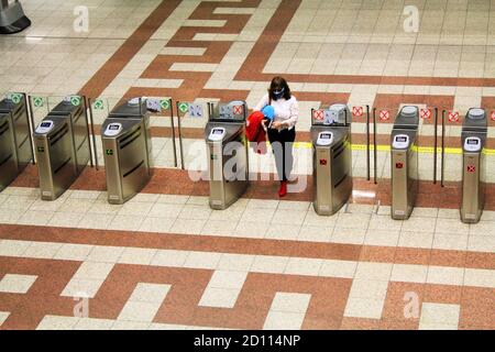 Ticketautomaten an der Metrostation Syntagma - Athen, Griechenland, 6. Mai 2020. Stockfoto