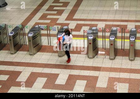 Ticketautomaten an der Metrostation Syntagma - Athen, Griechenland, 6. Mai 2020. Stockfoto