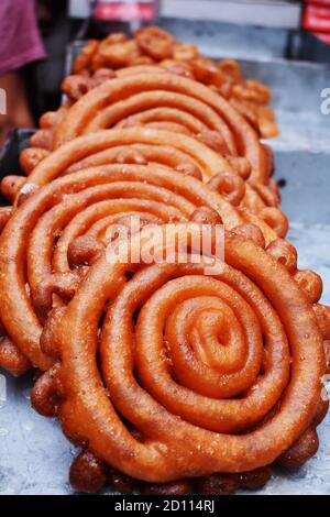 Roter JALEBI süßer Artikel: Street Food Nahaufnahme Blick auf alten Dhaka Stockfoto