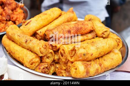 Leckere Hühnerrolle: Street Junk Food Nahaufnahme Blick auf Old Dhaka Stockfoto