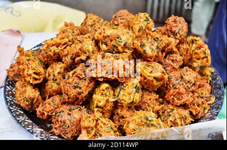 Street Junk Food Nahaufnahme Ansicht Old Dhaka: Berühmte köstliche iftar Artikel Gemüsebrühe Stockfoto