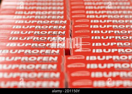 Pakete von Ibuprofen auf einem Regal in einem Supermarkt in Cardiff, Wales, Vereinigtes Königreich zu verkaufen. Stockfoto