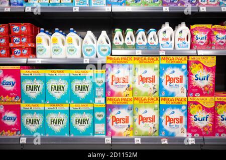 Boxen von Persil, Surf und Fair Waschpulver zum Verkauf in einem Supermarkt in Cardiff, Wales, Vereinigtes Königreich. Stockfoto