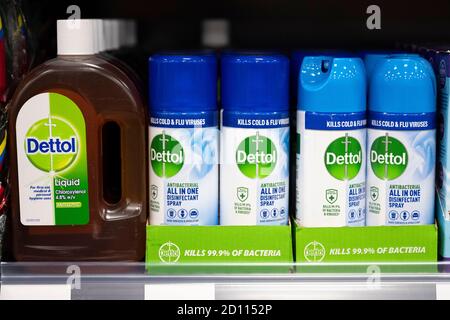 Flaschen und Dosen von Dettol Desinfektionsmittel zum Verkauf in einem Supermarkt in Cardiff, Wales, Vereinigtes Königreich. Stockfoto