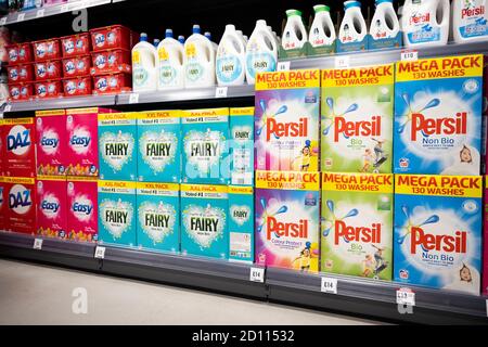 Boxen von Persil Waschpulver zum Verkauf in einem Supermarkt in Cardiff, Wales, Vereinigtes Königreich. Stockfoto