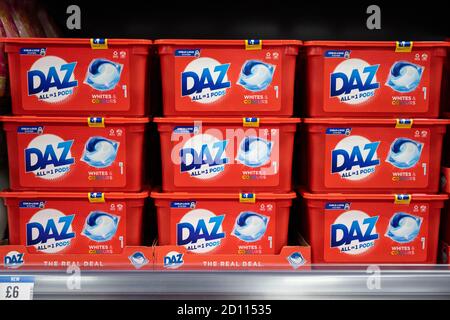 Boxen von DAZ Waschpulver zum Verkauf in einem Supermarkt in Cardiff, Wales, Vereinigtes Königreich. Stockfoto