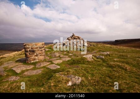 Cairn und Toposcope auf Lost Lad in der Nähe des Gipfels des Back Tor am Derwent Edge im Peak District National Park, England, Großbritannien Stockfoto