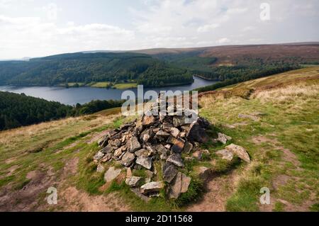 Cairn liegt auf Little Howden Moor in der Nähe von Bamford House im Peak District National Park mit Blick auf den Upper Derwent Reservoir. Stockfoto