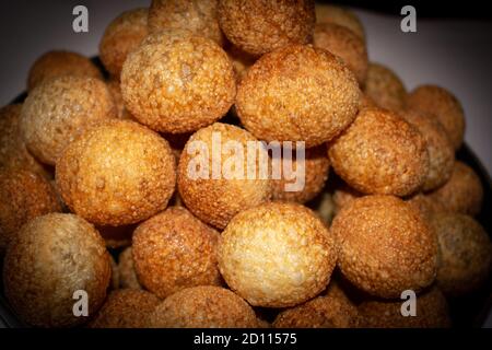 Pani Puri, Golgappe, Chat item eine gemeinsame und berühmte Straße Snack traditionelle Lebensmittel aus Indien Stockfoto