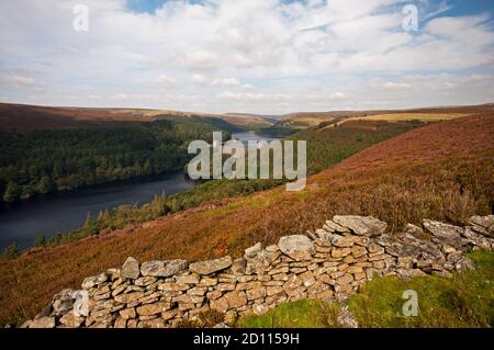 Early Autumn Blick auf Howden Reservoir & Upper Derwent Reservoir von Abbey Bank, Peak District National Park. Stockfoto