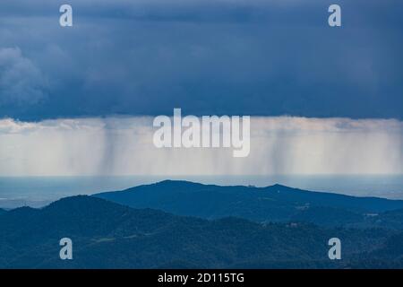 Regen in den Alpen. Regenwolken über den Berggipfeln. Soca-Tal, slowenien. Stockfoto