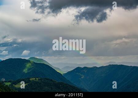 Regen und Regenbogen in den alpen. Verregnetes Wetter in Soca Valley, Slowenien. Stockfoto