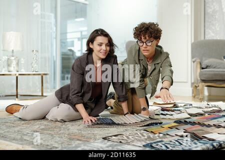 Junge Verkäuferin des Studios der Innenarchitektur Beratung weiblich Verbraucher Stockfoto