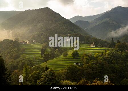 Das grüne Muggio-Tal im Tessin. Eine Schweizer Kulturlandschaft wie im Märchen. Impressionen im Tessin Muggiotal, Breggia, Schweiz Stockfoto