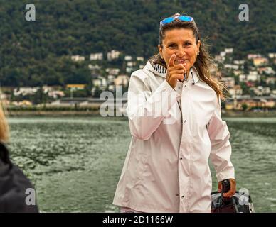 Kulinarische Tour auf dem Luganersee im Tessin, Circolo di Carona, Schweiz. Zu Hause am See. Gabriella Monfredini ist Gastgeberin bei Swiss Tavolata und ist leidenschaftlich gerne mit ihrem Boot auf den See Stockfoto