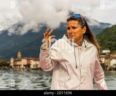 Kulinarische Tour auf dem Luganersee im Tessin, Circolo di Carona, Schweiz. Gabriella erzählt Geschichten über den See. Manchmal brüllt sie über dem Wasser. Dann wird plötzlich das Tempo verlangsamt und eine Geschichte erzählt Stockfoto