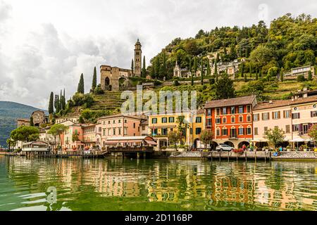 Im Tessin fahren Straßenradler gerne entlang der Seeufer und durch malerische Städte wie Morcote am Luganersee. Circolo di Carona, Schweiz Stockfoto