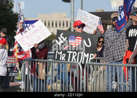 Bethesda, MD, USA. Okt. 2020. Trump-Anhänger versammeln sich vor dem Walter Reed National Military Medical Center, um ihre Unterstützung für Präsident Donald Trump zu zeigen, der am 4. Oktober 2020 in Bethesda, Maryland, wegen Covid-19 behandelt wird. Kredit: Mpi34/Media Punch/Alamy Live Nachrichten Stockfoto