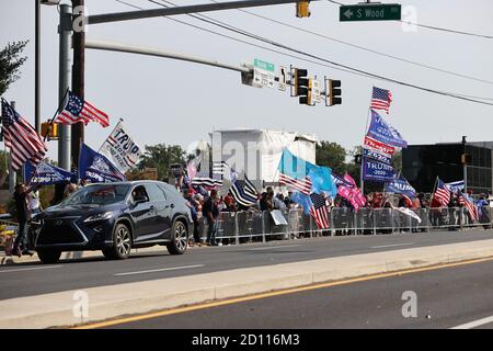 Bethesda, MD, USA. Okt. 2020. Trump-Anhänger versammeln sich vor dem Walter Reed National Military Medical Center, um ihre Unterstützung für Präsident Donald Trump zu zeigen, der am 4. Oktober 2020 in Bethesda, Maryland, wegen Covid-19 behandelt wird. Kredit: Mpi34/Media Punch/Alamy Live Nachrichten Stockfoto