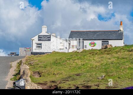 LANDS END, CORNWALL ENGLAND -SEPTEMBER 25: Erstes und letztes Haus in England, Land's End, UK. Eines der Symbole von Land's End: Der erste und letzte Refrain Stockfoto