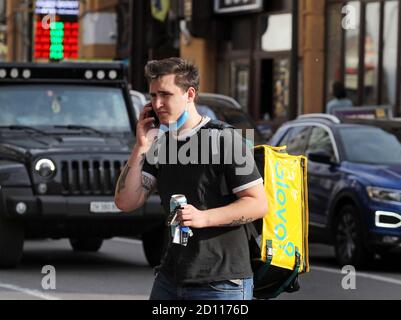 4. Oktober 2020, Kiew, Ukraine: Ein Kurier von Glovo Food Delivery Service trägt eine Gesichtsmaske als Vorsichtsmaßnahme Spaziergänge in der Innenstadt. (Bild: © Pavlo Gonchar/SOPA Images via ZUMA Wire) Stockfoto