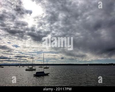 Inning Am Ammersee, Bayern, Deutschland. Okt. 2020. Sturmwolken ziehen über den Ammersee bei München. Quelle: Sachelle Babbar/ZUMA Wire/Alamy Live News Stockfoto