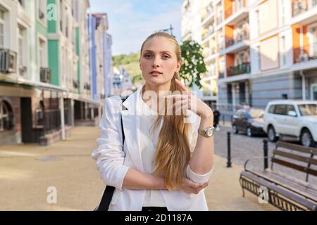 Außenportrait der sprechenden jungen Geschäftsfrau in der Stadt Stockfoto