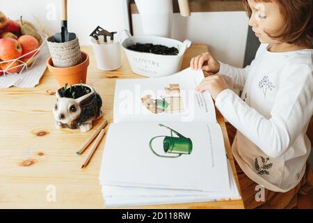 Kiew, Ukraine - 4. Oktober 2020: Kinder Wissenschaft Experiment - Kind lesen Lieblingsbuch Castor Harvey der Gärtner auf ukrainisch Lernen wachsen Samen an Stockfoto