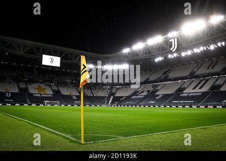 TURIN, ITALIEN - 04. Oktober 2020: Gesamtansicht zeigt Allianz Stadium vor dem geplanten Serie A Fußballspiel zwischen Juventus FC und SSC Napoli. Aller Wahrscheinlichkeit nach wird der FC Juventus mit einem 3-0-Sieg belohnt, da der SSC Napoli nicht aufkam, da er aufgrund der Möglichkeit eines COVID-19-Coronavirus-Ausbruchs im Kader von den örtlichen Gesundheitsbehörden (ASL) an der Reise nach Turin gehindert wurde. Auch die Mannschaft des FC Juventus ist in die Isolation gegangen, nachdem zwei Mitarbeiter positiv auf COVID-19 Coronavirus getestet hatten, doch Juventus FC zeigte sich im Allianz Stadium als normaler Vertreter der Serie A Stockfoto