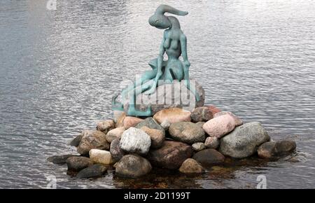 Die gentechnisch veränderte kleine Meerjungfrau am Langelinie Pier in Kopenhagen Stockfoto