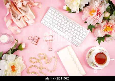 Pointe Ballet Schuhe ästhetische Thema Desktop-Arbeitsplatz Hintergrund auf stilvolle rosa texturierten Hintergrund. Top Ansicht Blog Held Header kreative Komposition f Stockfoto