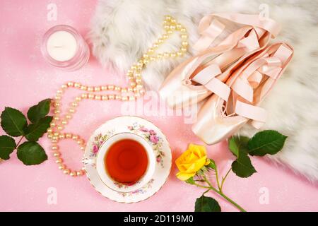 Pointe Ballet Schuhe ästhetische Thema Desktop-Arbeitsplatz Hintergrund auf stilvolle rosa texturierten Hintergrund. Top Ansicht Blog Held Header kreative Komposition f Stockfoto